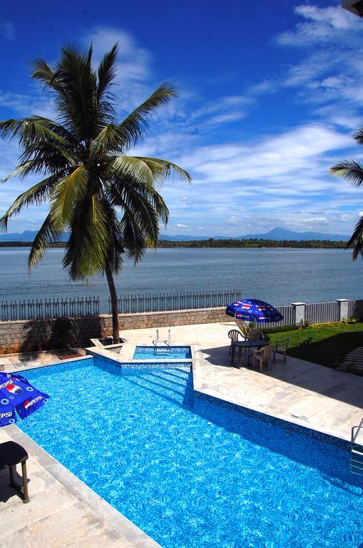 Blue Waters Hotel Кундапур Екстериор снимка