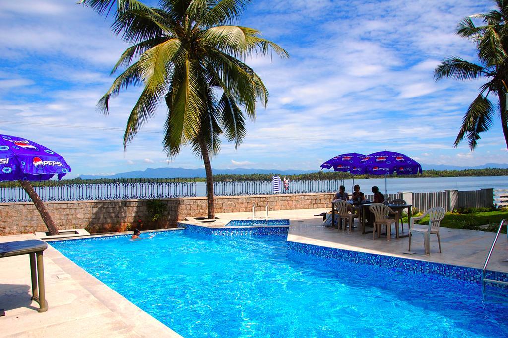 Blue Waters Hotel Кундапур Екстериор снимка