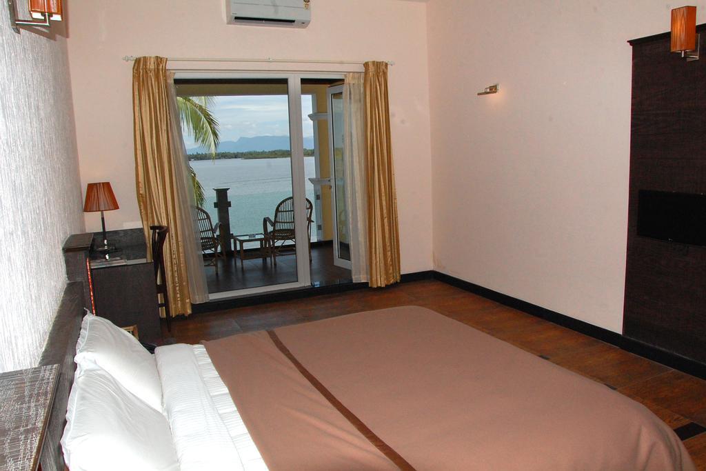 Blue Waters Hotel Кундапур Стая снимка